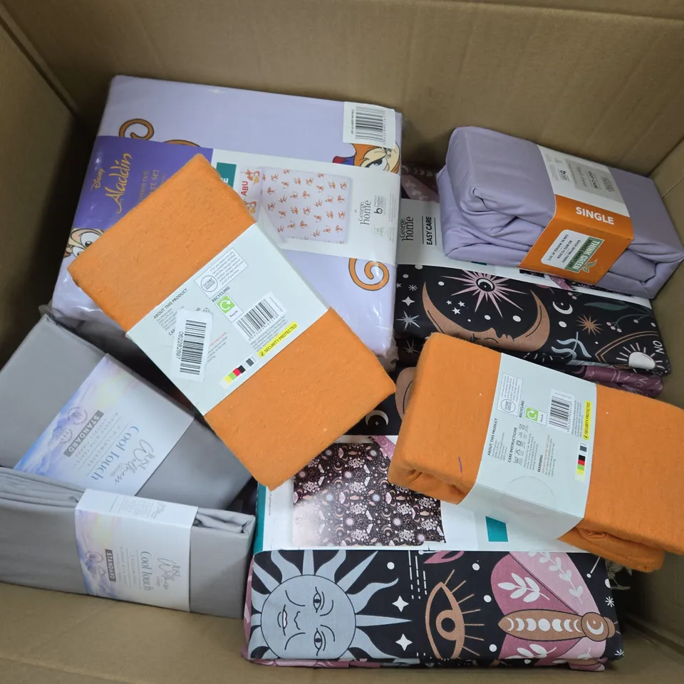 BOX OF APPROXIMATELY 12 ASSORTED BEDDING & SOFT FABRICS ITEMS TO INCLUDE - DUVET SET - FITTED SHEET ETC. 