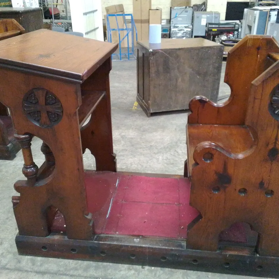  VINTAGE MAHOGANY EFFECT ORNATE CLERGY CHAIR PEW BENCH WITH TEXT STAND AND CARPETED KNEELING SPACE