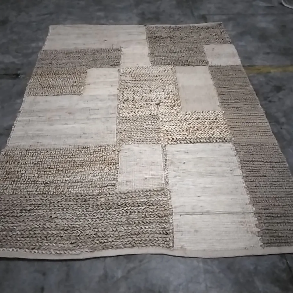 QUALITY DESIGNER RUG APPROXIMATELY  220X160CM 