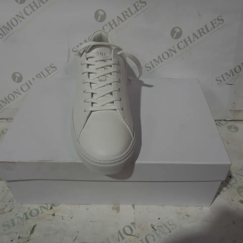 BOXED PAIR OF ARNE LOW ESSENTIAL TRAINERS IN WHITE UK SIZE 7