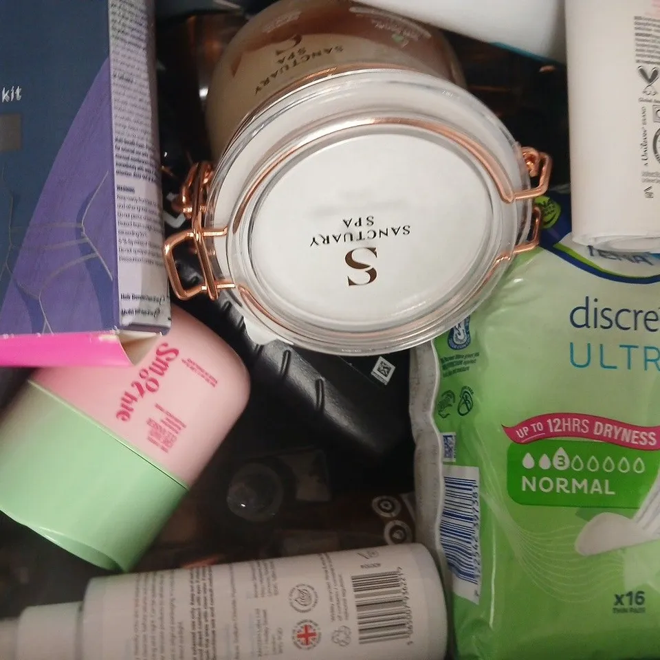 APPROXIMATELY 10 ASSORTED COSMETIC ITEMS INCLUDING VARIOUS MAKES AND BRANDS - COLLECTION ONLY
