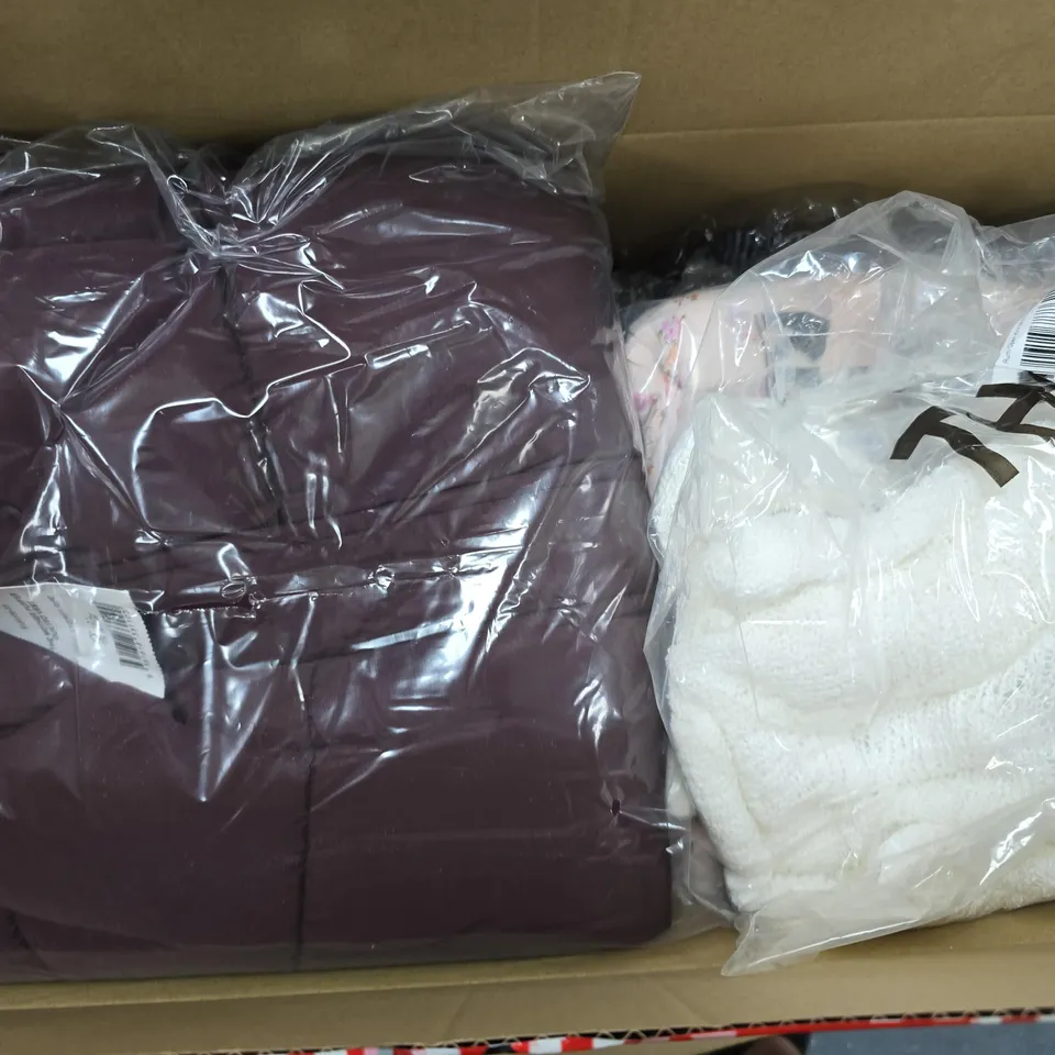 APPROXIMATELY 10 ASSORTED CLOTHING ITEMS IN VARIOUS SIZES, COLOURS & STYLES TO INCLUDE LACE BABYDOLL CAMI, PUFFER QUILTED VEST, RUMI OPEN KNIT MINI DRESS, ETDC