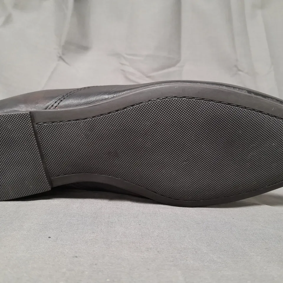 BOXED PAIR OF RED TAPE WALDON SLIP-ON SHOES IN BROWN SIZE 6
