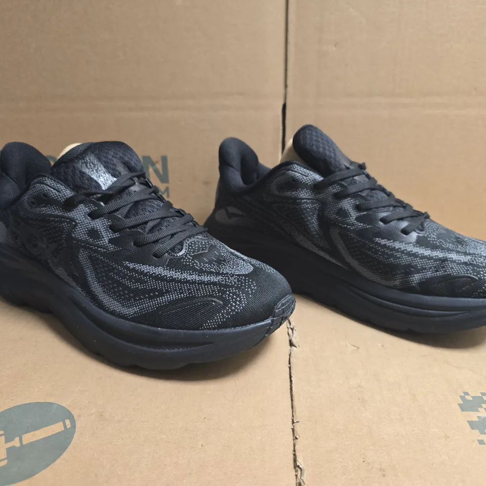 BOXED PAIR OF HOKA TRAINERS IN BLACK SIZE UK 9.5