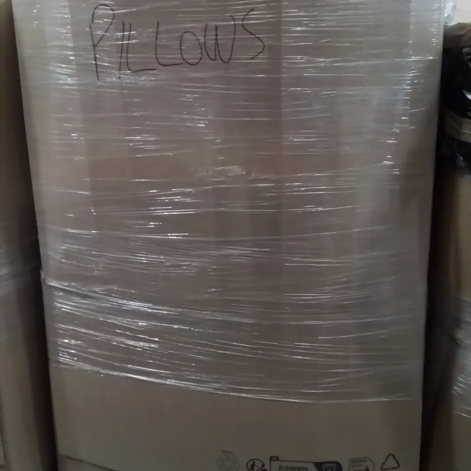 PALLET CONTAINING A LARGE QUANTITY OF PILLOWS 
