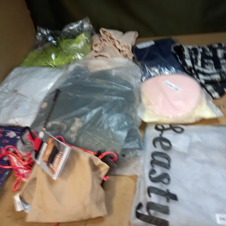 BOX OF APPROX 35 ASSORTED CLOTHING ITEMS TO INCLUDE - DRESSES, T-SHIRTS AND TROUSERS