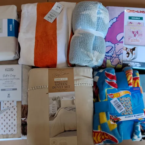 LOT OF APPROXIMATELY 15 ASSORTED BEDDING AND SOFT FURNISHING ITEMS TO INCLUDE GREMLINS DUVET AND HOTWHEELS THROW 