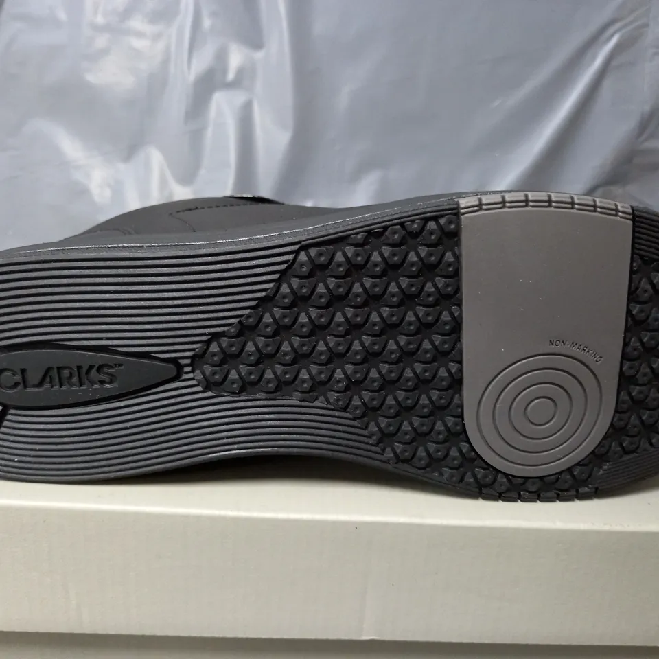 BOXED PAIR OF CLARKS URBAN SOLO BLACK LEATHER TRAINERS IN BLACK - UK 7