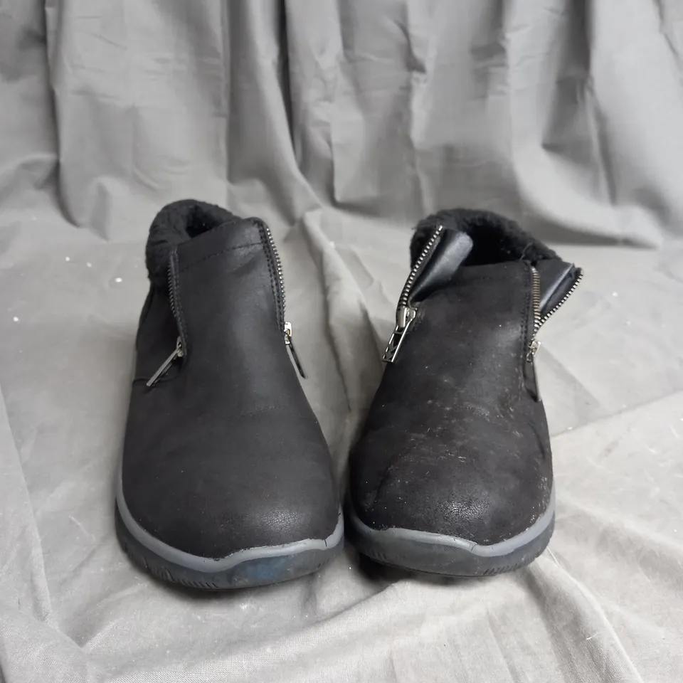 SKETCHERS EASY GOING BOOT IN BLACK - SIZE 5.5