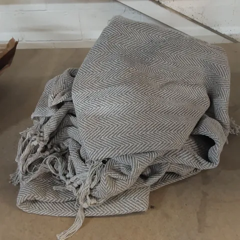 BAGGED MEURER THROW BLANKET 