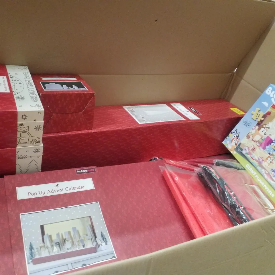 PALLET CONTAINING ASSORTED CHRISTMAS PRODUCTS & DECORATIONS INCLUDING BOTTLE BRUSH LED TREE, WOODEN CHRISTMAS BOX, BLUEY GAUNT FLOOR PUZZLE, POP UP ADVENT CALENDAR & WRAPPING PAPER AND WREATH STORAGE 