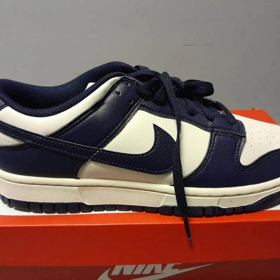 BOXED PAIR OF NIKE WOMENS DUNK LOW NEXT NATURE TRAINERS IN NAVY/WHITE - UK 8