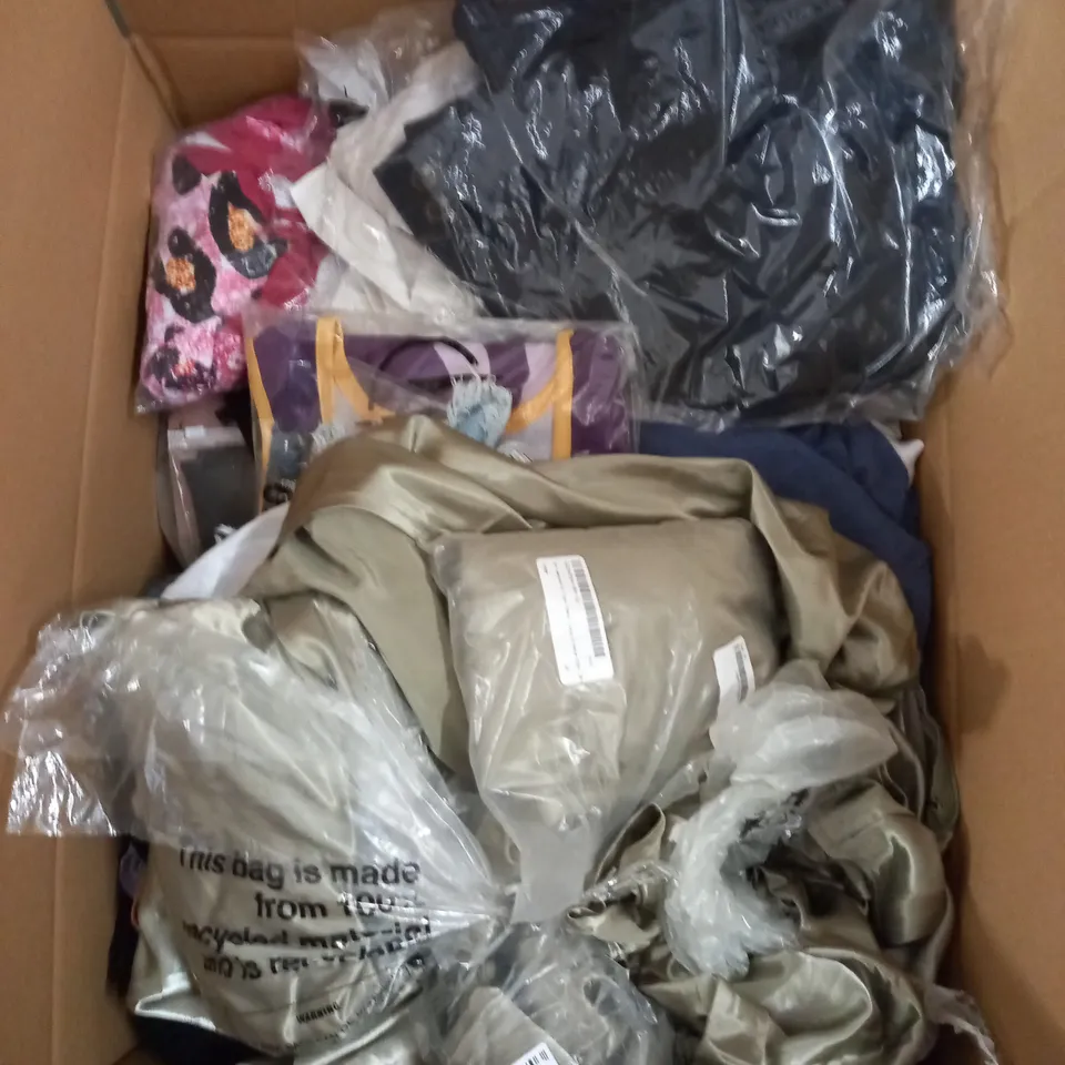 LARGE QUANTITY OF CLOTHING ITEMS TO INCLUDE DRESSES, SWEATERS, JEANS, T-SHIRTS, ETC