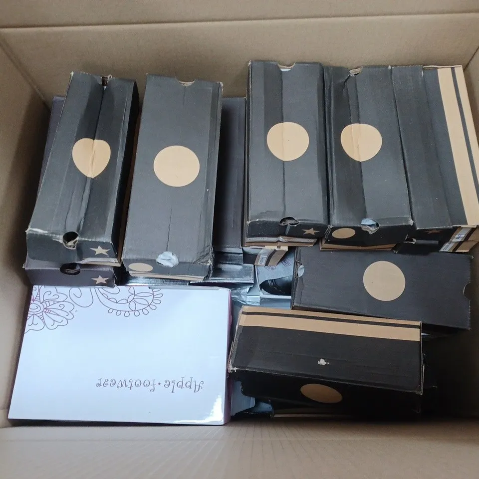 APPROXIMATELY 15 PAIRS OF ASSORTED BOXED AND UNBOXED SHOES TO INCLUDE BOOTS AND TRAINERS ETC. 