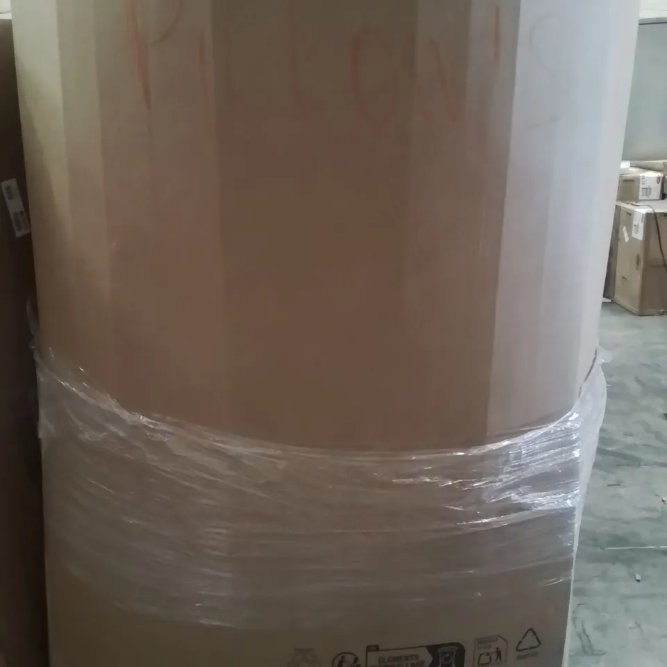 PALLET CONTAINING A LARGE QUANTITY OF PILLOWS