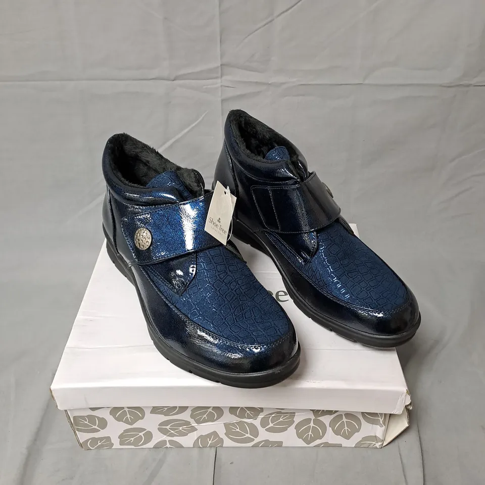 SHOE TREE COMFORT BLACKTHORN SHOES - NAVY - SIZE 8