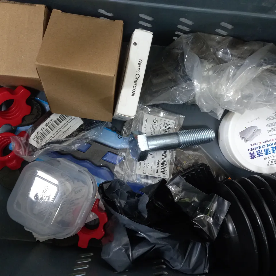 APPROXIMATELY 15 ASSORTED ITEMS TO INCLUDE GALVANIZED NAIL PLATES, GLASS WATER BOTTLE, RONSEAL WOOD FILLER, SHOWER HEAD, MEAT CHOPPER, COMPOSTABLE REFUSE BAGS