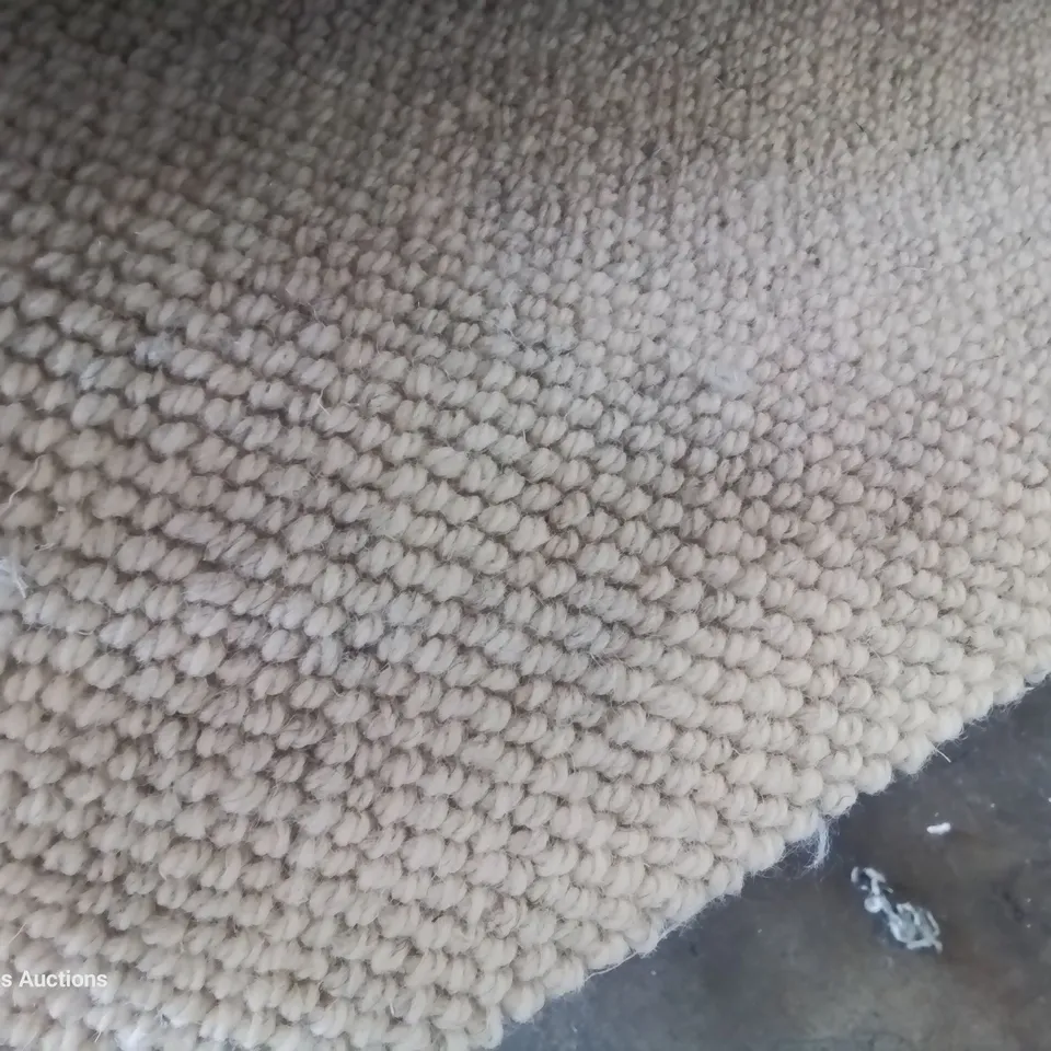 ROLL OF QUALITY BEACHCOMBER CARPET APPROXIMATELY 4M × 5.49M