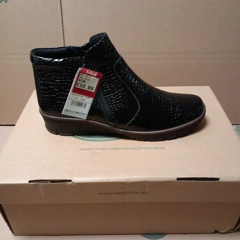 BOXED PAIR OF EASYFIT RELIF BOOTS IN BLACK - 10
