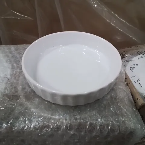 PALLET CONTAINING LARGE QUANTITY OF SHALLOW DISH WHITE RAMEKINS 