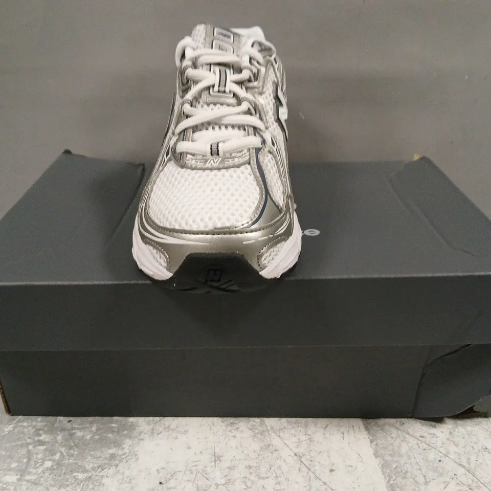 BOXED PAIR OF NEW BALANCE 740 TRAINERS IN WHITE/SILVER/BLACK SIZE UK 5