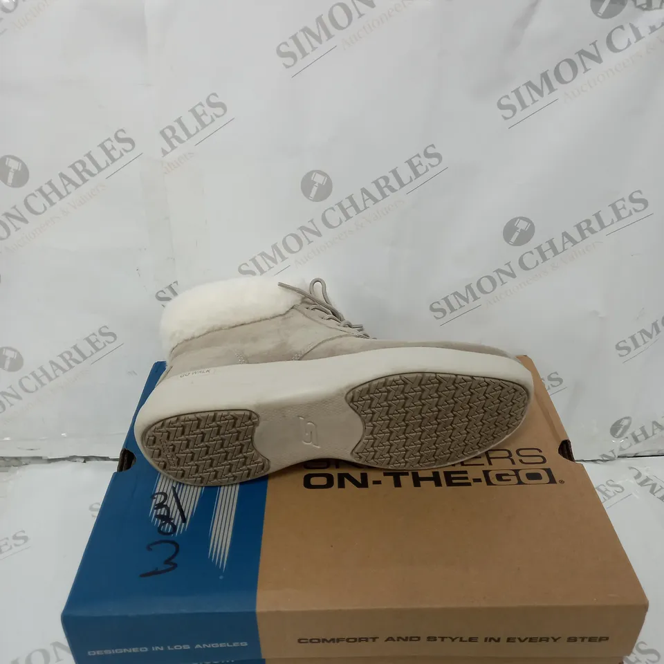 BOXED PAIR OF SKECHERS GO WALK SHOES IN TAUPE SIZE 5.5