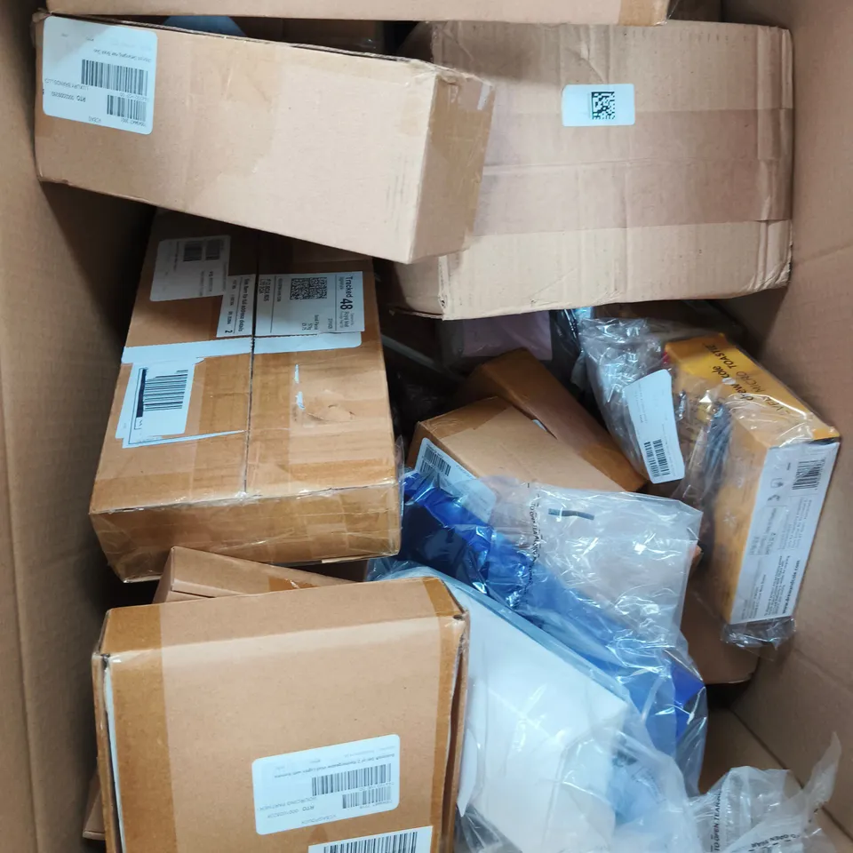 APPROXIMATELY 15 ASSORTED HOUSEHOLD PRODUCTS TO INCLUDE HAIR BRUSHES, MICRO TOASTIE, WRAP-IT ETC 