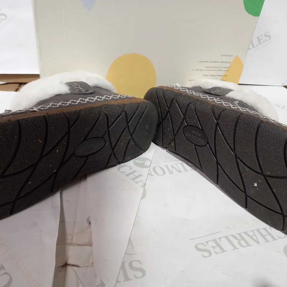 BOXED PAIR OF EARTH GREY ANKLE BOOTS  - SIZE 7