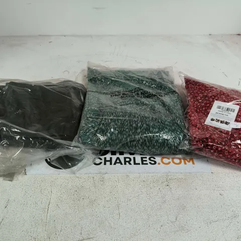 APPROXIMATELY 30 ASSORTED WOMENS CLOTHING ITEMS IN VARIOUS SIZES & STYLES