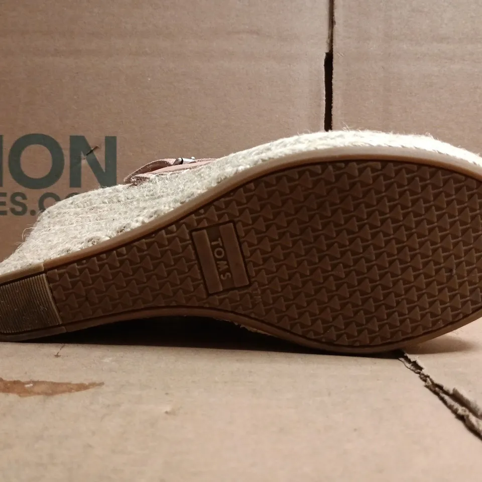 BOXED PAIR OF TOMS PEEP TOE WEDGE SANDALS IN PINK SIZE UK 4