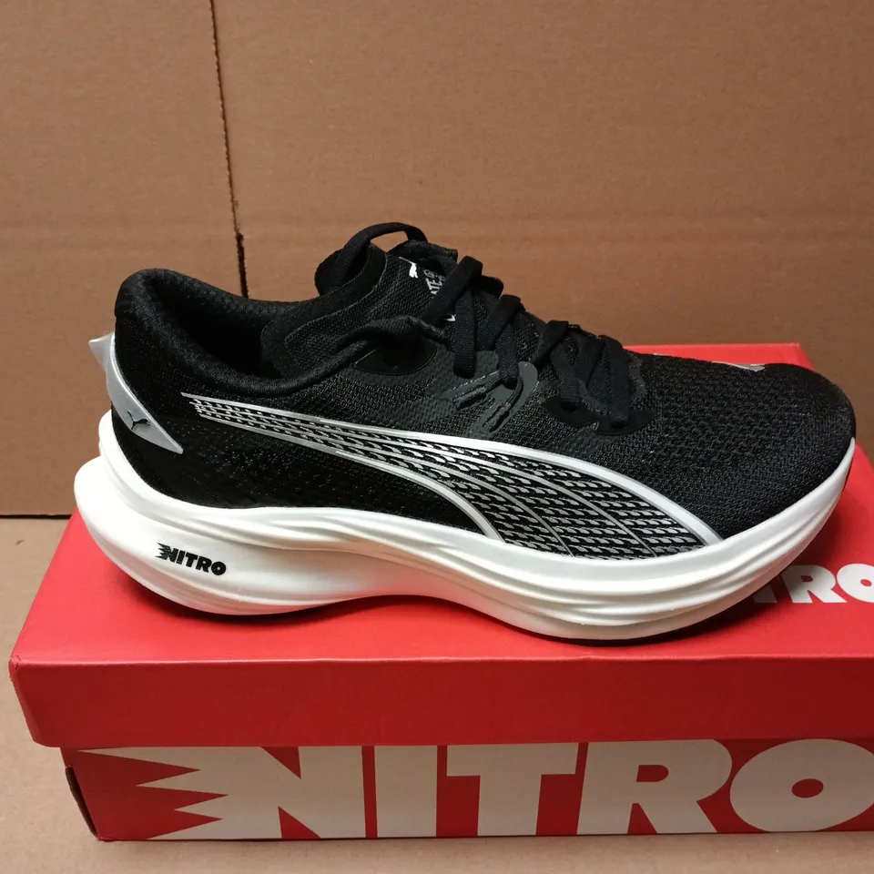 BOXED PAIR OF PUMA DEVIATE NITRO WOMENS TRAINERS IN BLACK/WHITE - UK 5