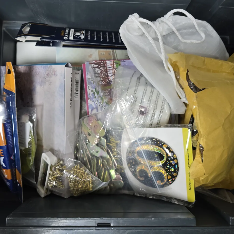 APPROXIMATELY 15 ASSORTED HOUSEHOLD ITEMS TO INCLUDE ROYAL ACADEMY OF ARTS CHRISTMAS CARDS, SHOE FIX GLUE, DESCALING TABLETS, ETC