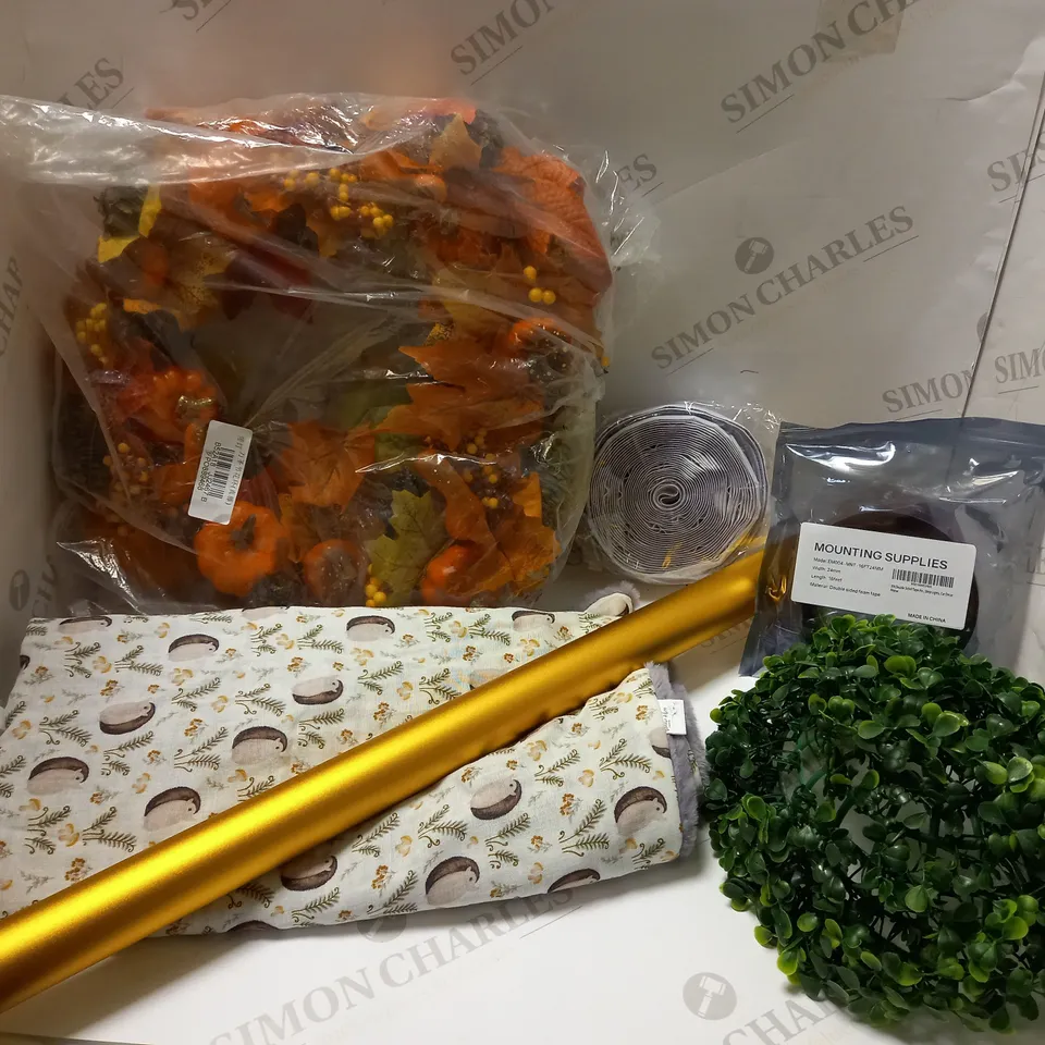 BOX OF APPROX 10 HOUSEHOLD ITEMS TO INCLUDE AUTUMNAL WREATH, FLEECE LINED HEDGEHOG DETAIL BLANKET, PROTECTIVE TABLET CASE