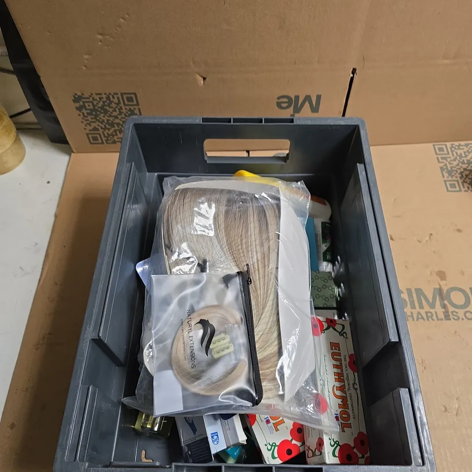 TOTE OF APPROXIMATELY 15 ASSORTED COSMETICS TO INCLUDE: EXTENSION REMOVER 