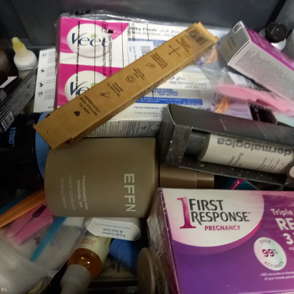 BOX OF APPROX 20 ASSORTED HEALTH AND BEAUTY ITEMS TO INCLUDE - THE BODY SHOP TEA TREE - REWORK GEL - ORAL B IO ETC