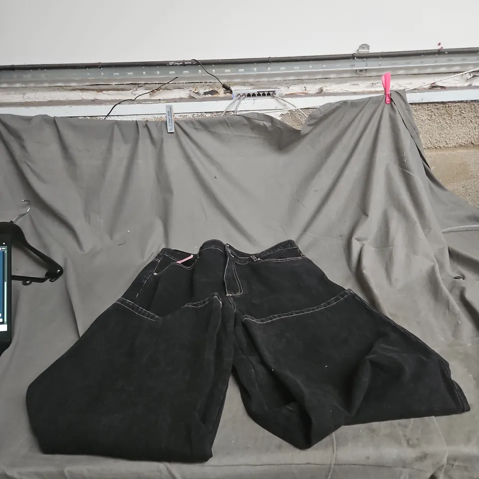 PRETTY LITTLE THING  STITCH STRAIGHT LEG DENIM JEANS – WASHED BLACK, UK SIZE 14