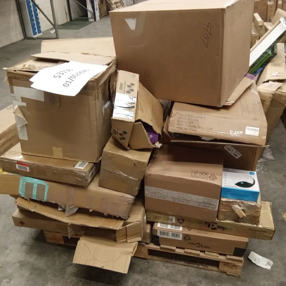 PALLET OF ASSORTED INCOMPLETE OR DAMAGED HOME FURNITURE AND FURNITURE PARTS AND PIECES 