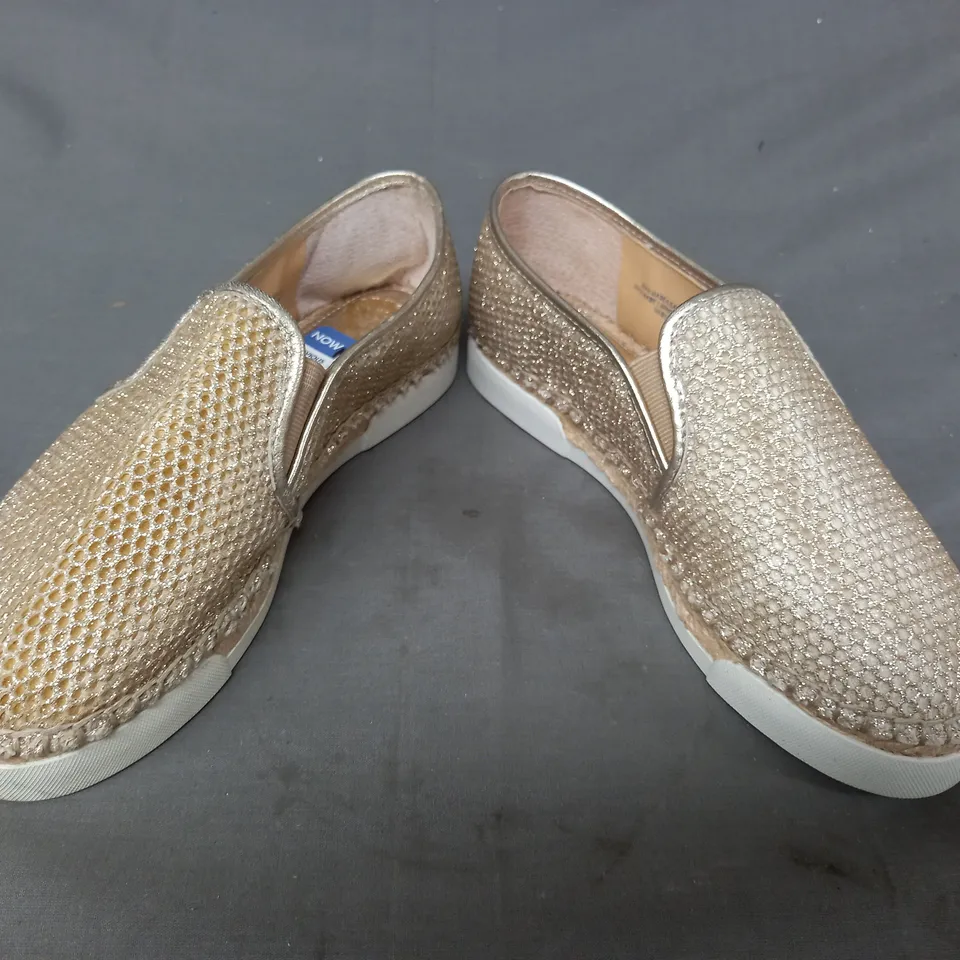 BOXED PAIR OF VINCE CAMUTO TAMBIE FABRIC/LEATHER SNEAKERS IN GOLD W. GLITER EFFECT SIZE 5.5
