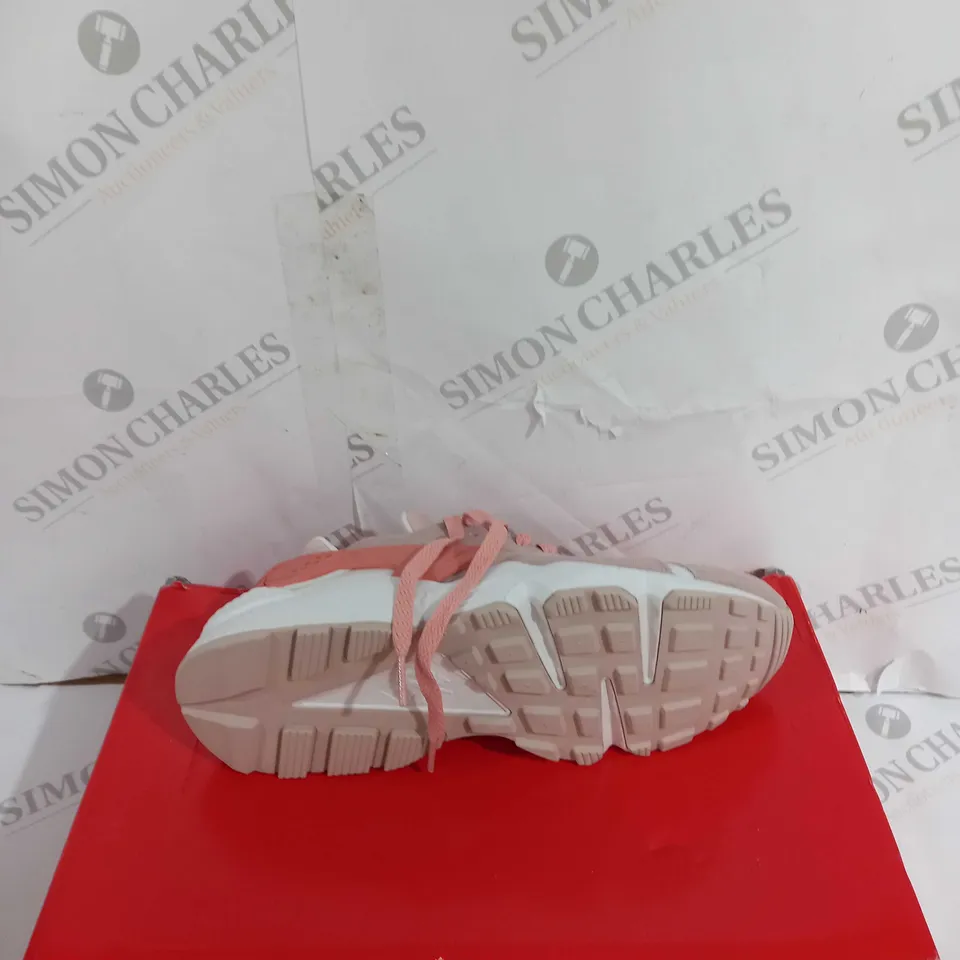 BOXED PAIR OF NIKE AIR HUARCHE MN UK 6.5 