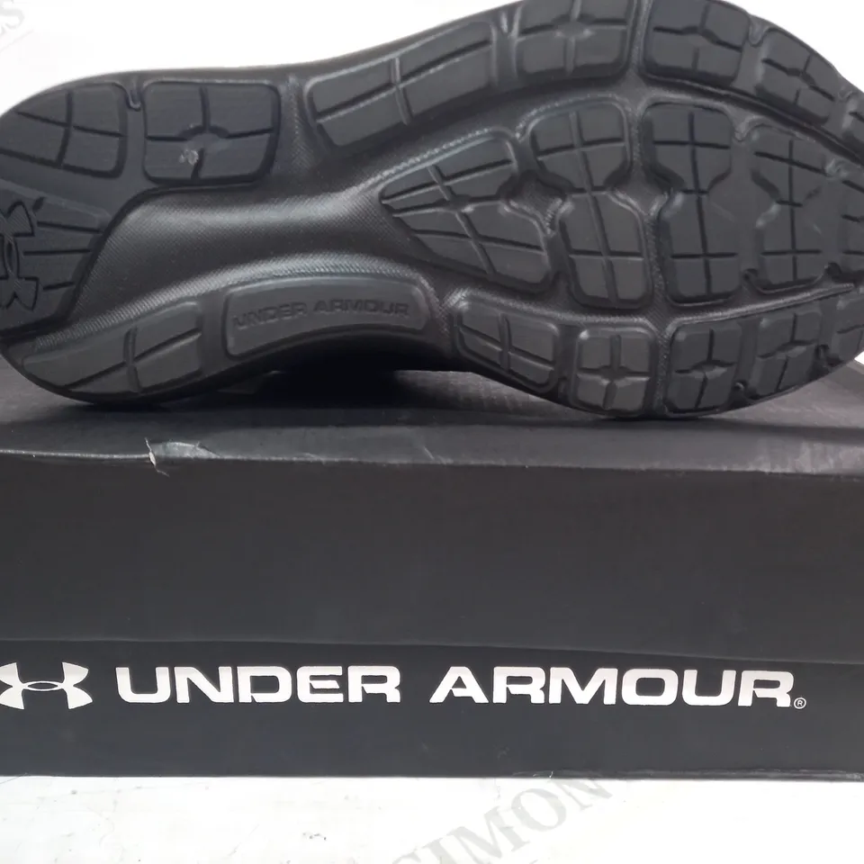 BOXED PAIR OF UNDER ARMOUR SURGE 3 SHOES IN BLACK UK SIZE 7.5