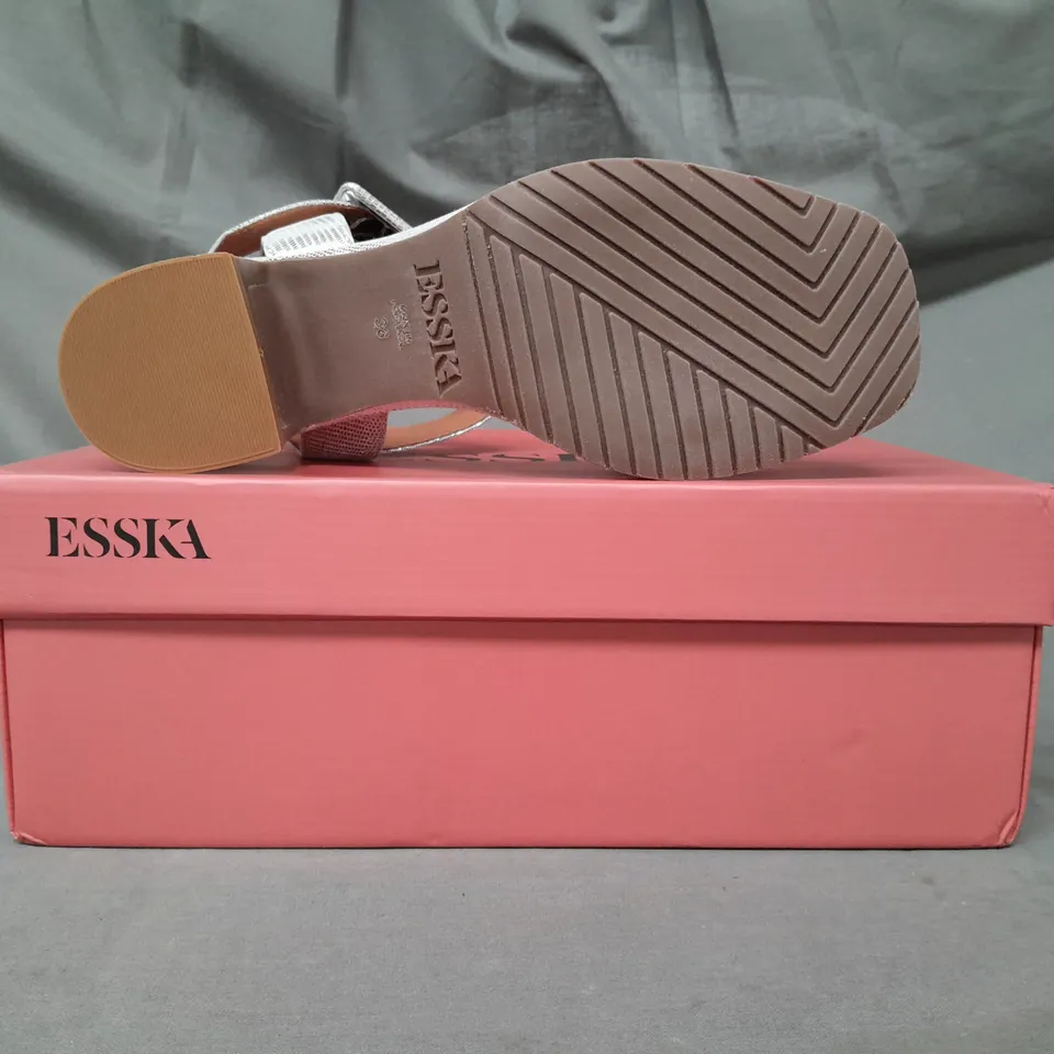 BOXED PAIR OF ESSKA OPEN TOE BLOCK HEEL SANDALS IN METALLIC SILVER/PINK EU SIZE 38