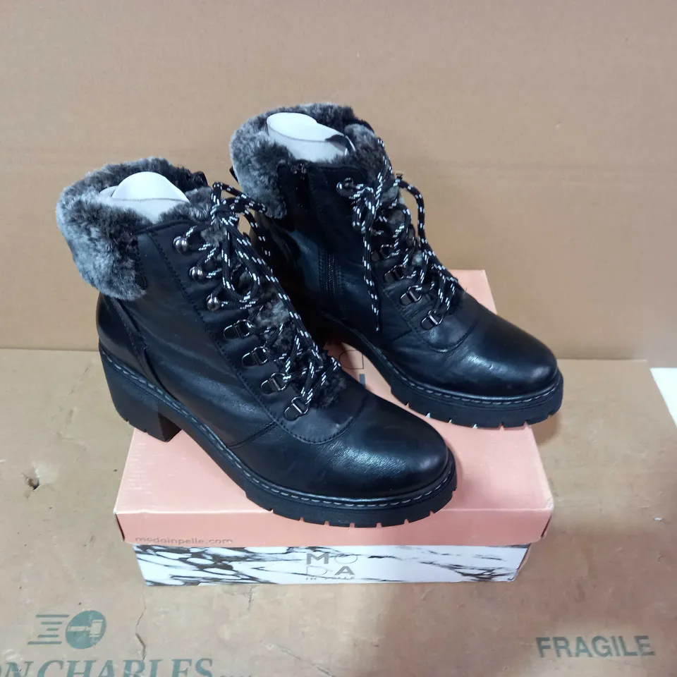 BOXED PAIR OF MODA IN PELLE BLACK BOOTS - SIZE 40