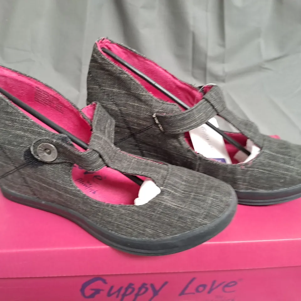 BOX OF APPROXIMATELY 10 PAIRS OF BLACK GUPPY LOVE WEDGE SHOES IN VARIOUS SIZES 