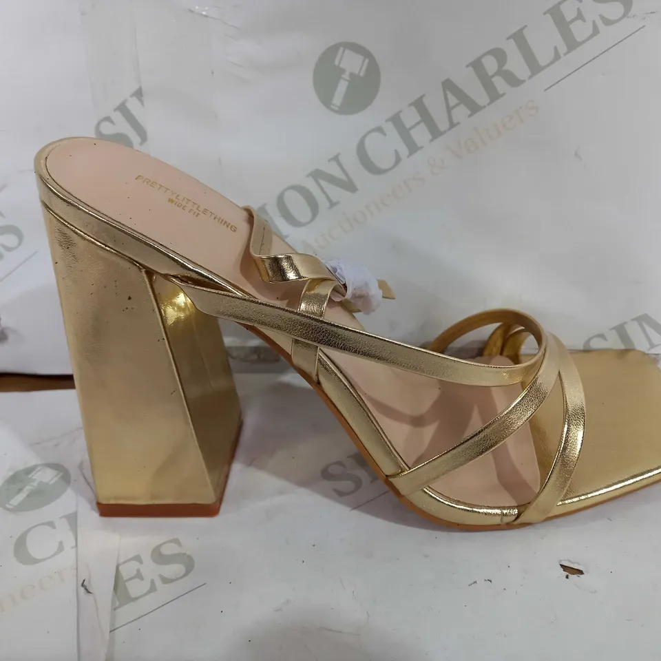 PAIR OF PRETTY LITTLE THING WIDE FIT BLOCK HEEL OPEN TOE SQUARED HEELS IN GOLD METALLIC COLOUR - UK 5