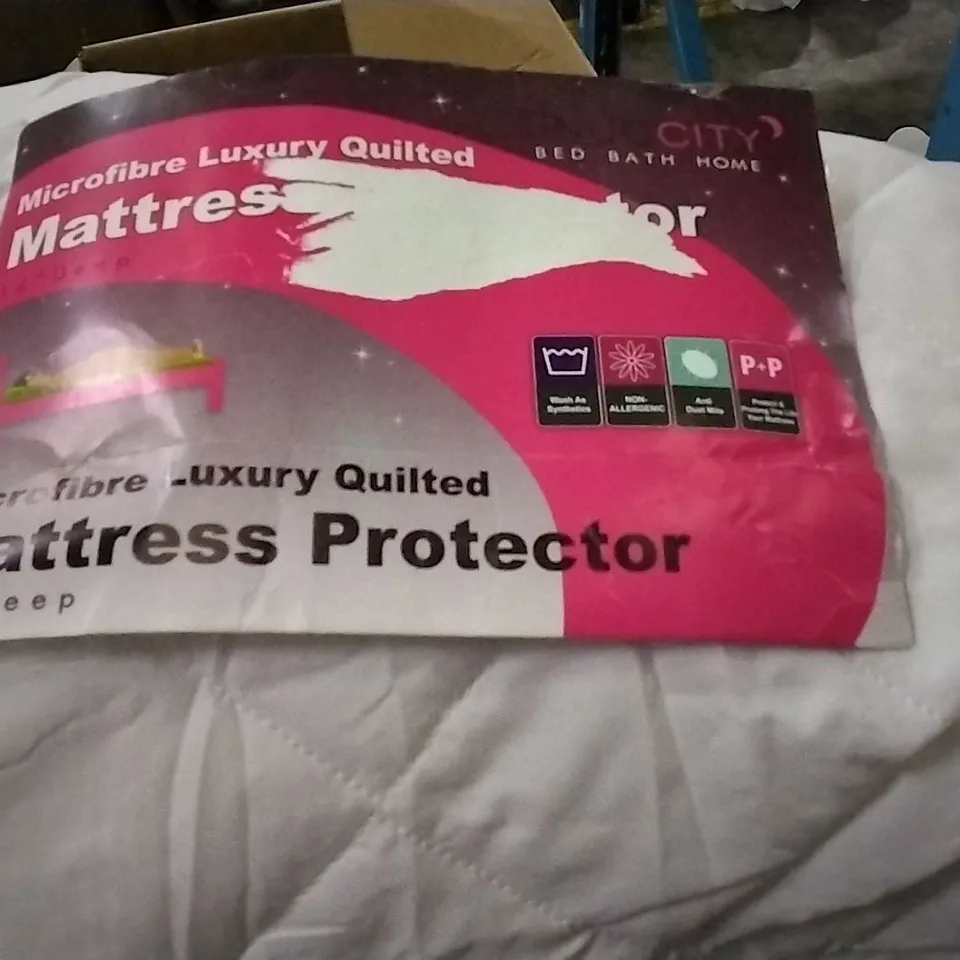 BAGGED FITTED MATTRESS PROTECTOR // SIZE: SUPERKING