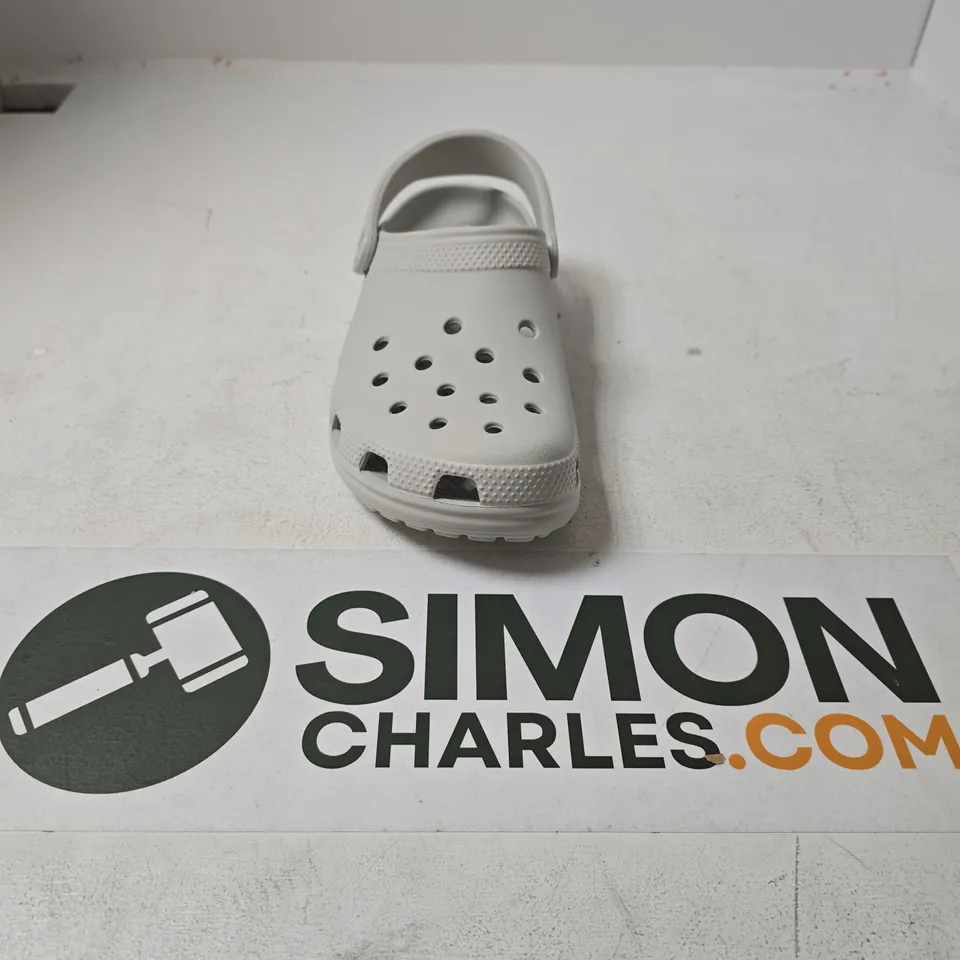 UNBOXED PAIR OF CROCS CLASSICS IN LIGHT GREY - M6/W8