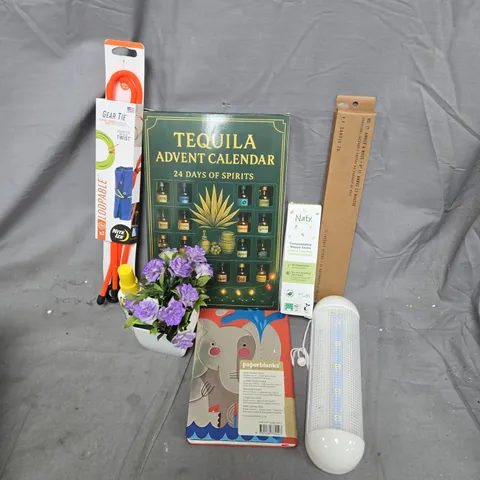 APPROXIMATELY 12 ASSORTED HOUSEHOLD ITEMS TO INCLUDE PAPERBLANKS ELEPHANT NOTEBOOK, LOOPABLE GEAR TIE, TEQUILA ADVENT CALENDER, ETD