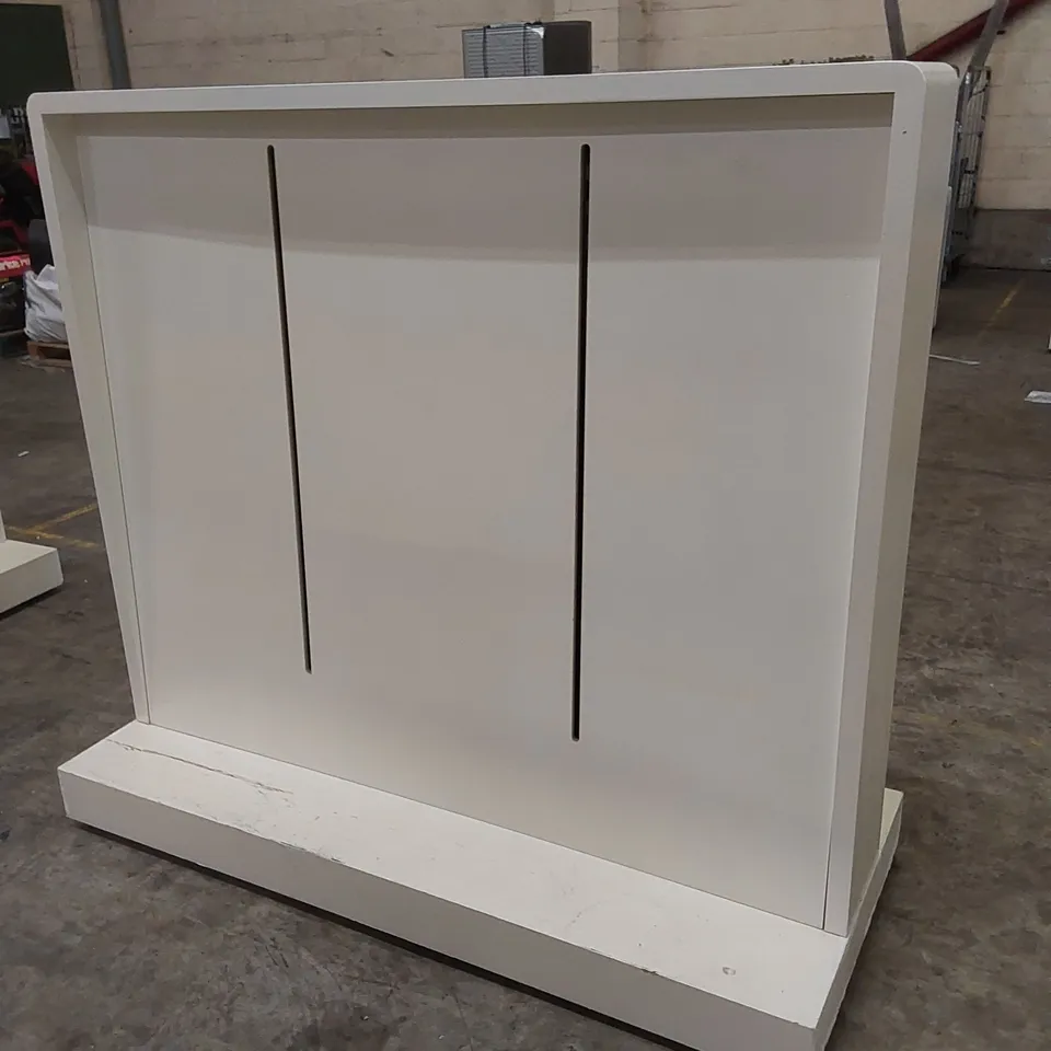 LARGE SHOP FITTING UNIT ON WHEELS 