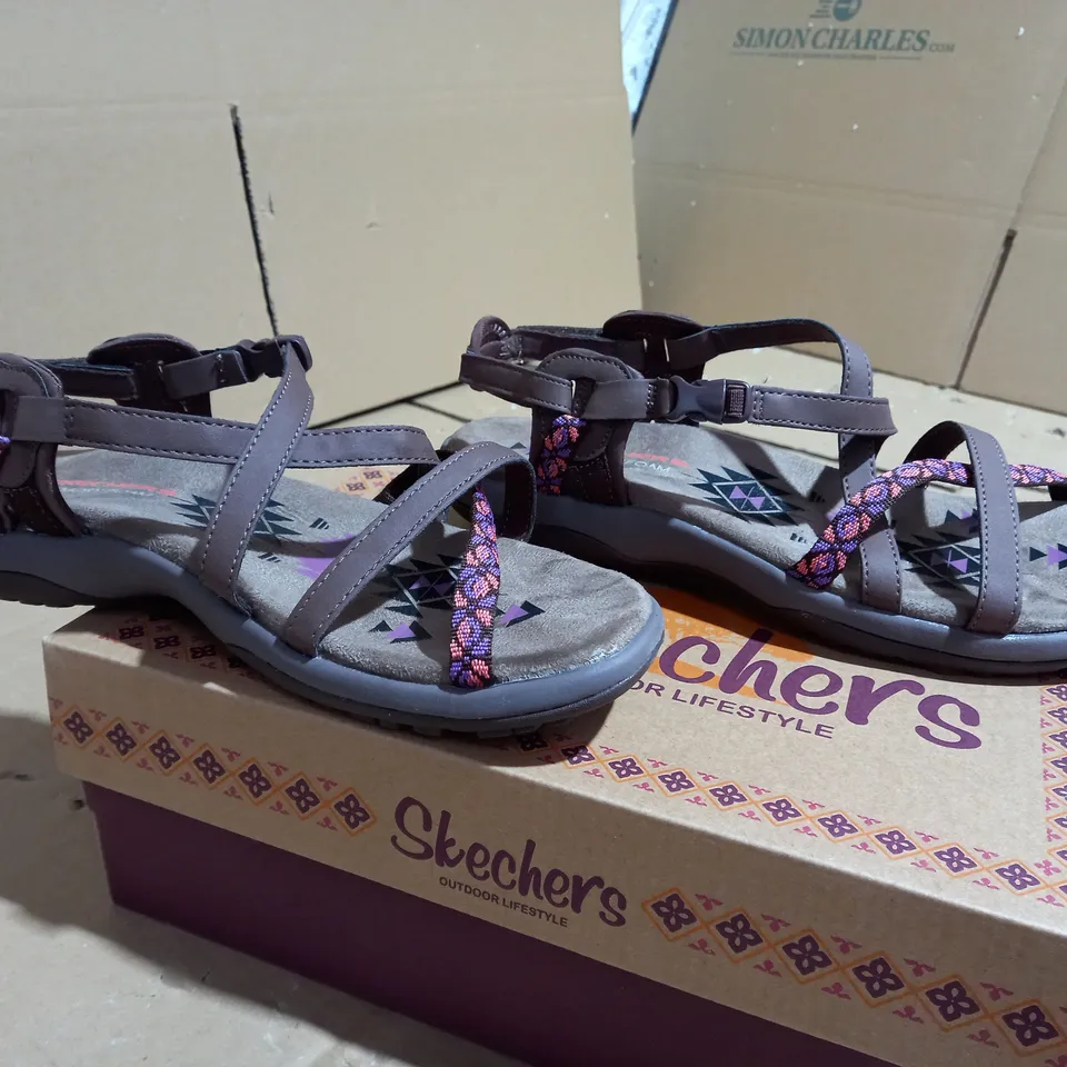 PAIR OF BOXED SKECHERS REGGAE SLIM VACAY STRAPPY ADJUSTABLE SLINGBACK SHOES SIZE 7