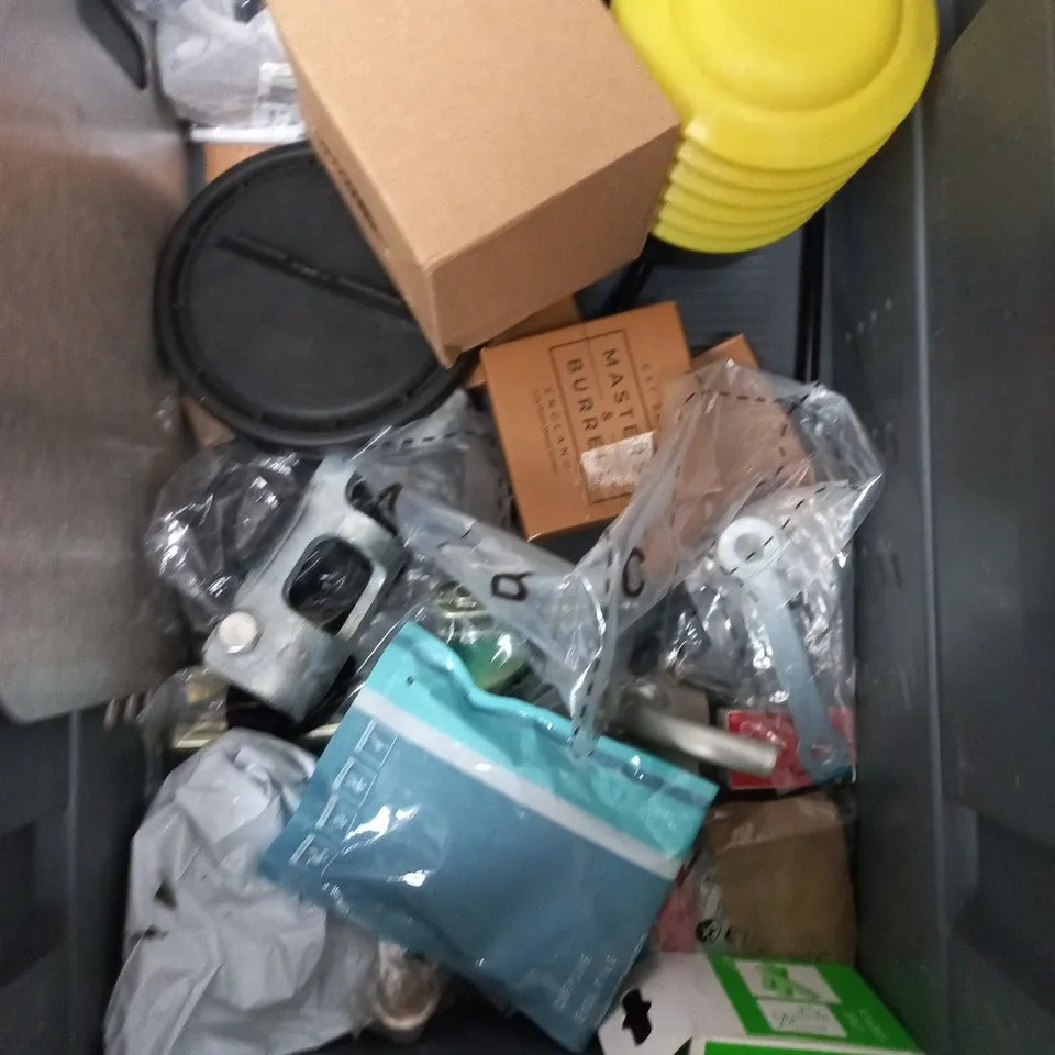 APPROXIMATELY 15 ASSORTED HOUSEHOLD PRODUCTS TO INCLUDE FOOD TRAYS, AIRUP WATERMELON PODS AND BIC PENS